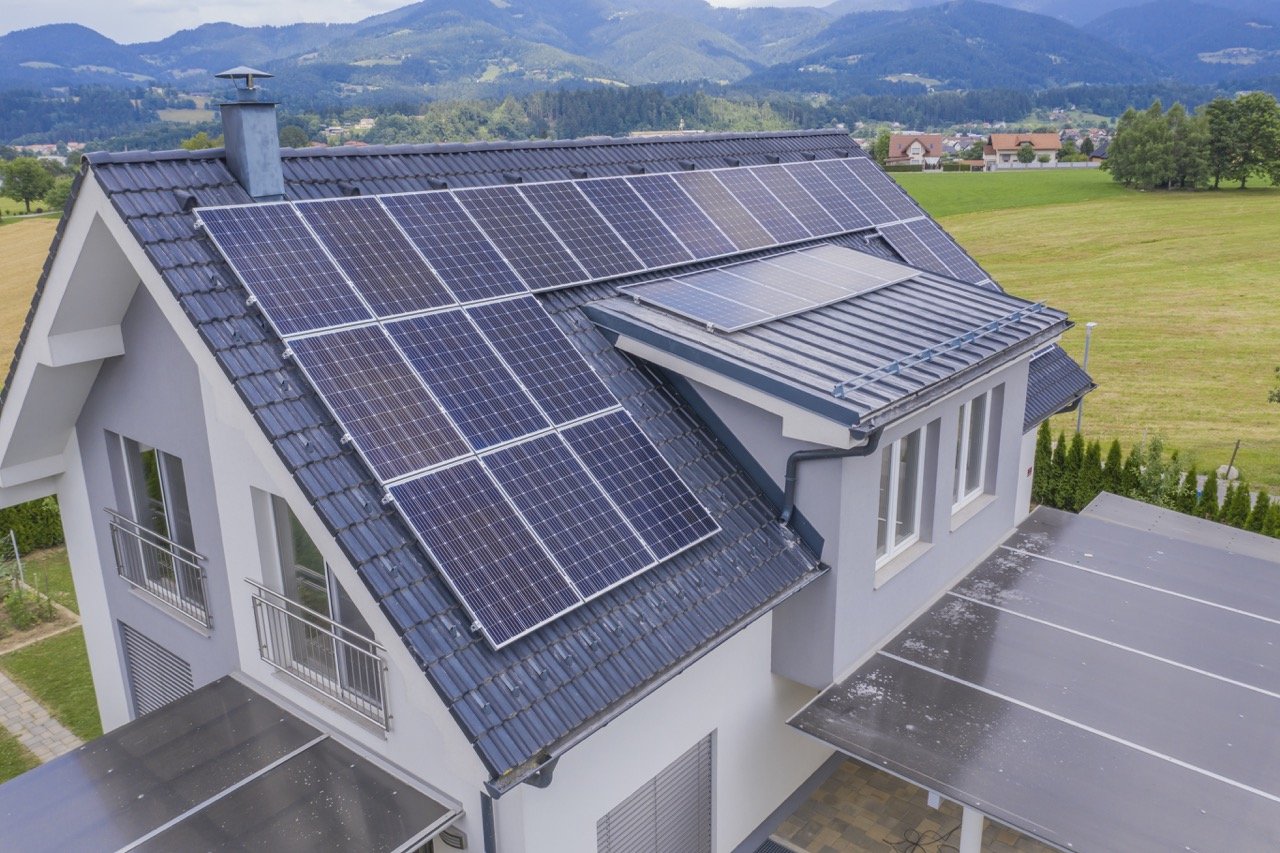 aerial-view-private-house-with-solar-panels-roof Grande-1